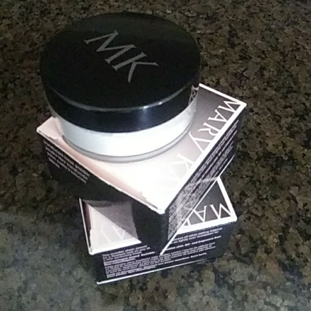 Translucent loose powder